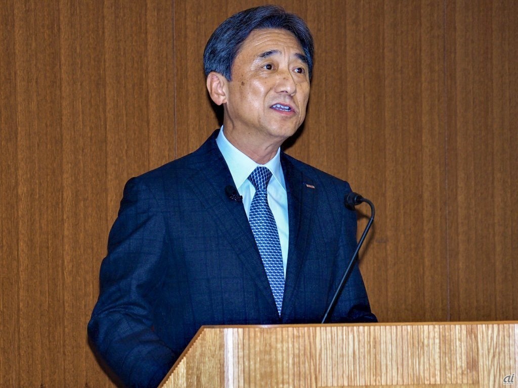 決算説明会に登壇するNTTドコモ代表取締役社長の吉澤和弘氏